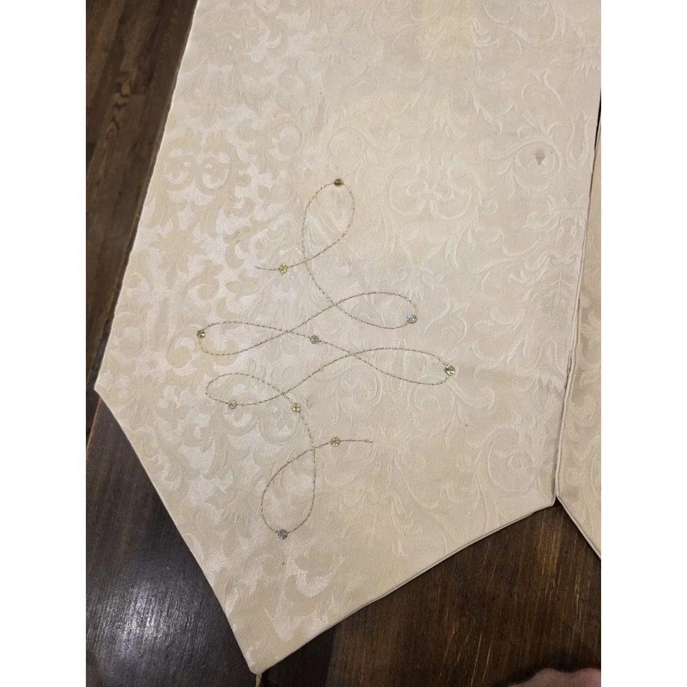 🔥2005 Avon ⭐️Table Runner⚜️ Damask 🎄Gold Tassel⚜️Beige Ivory 🎁 Light Stains 3